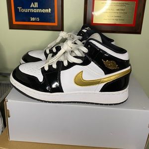 Jordan 1 Mid Patent Black White Gold